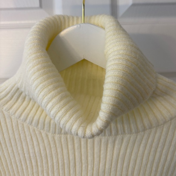 New Cream Ribbed Cropped Turtleneck Sweater Size Small - Picture 6 of 10